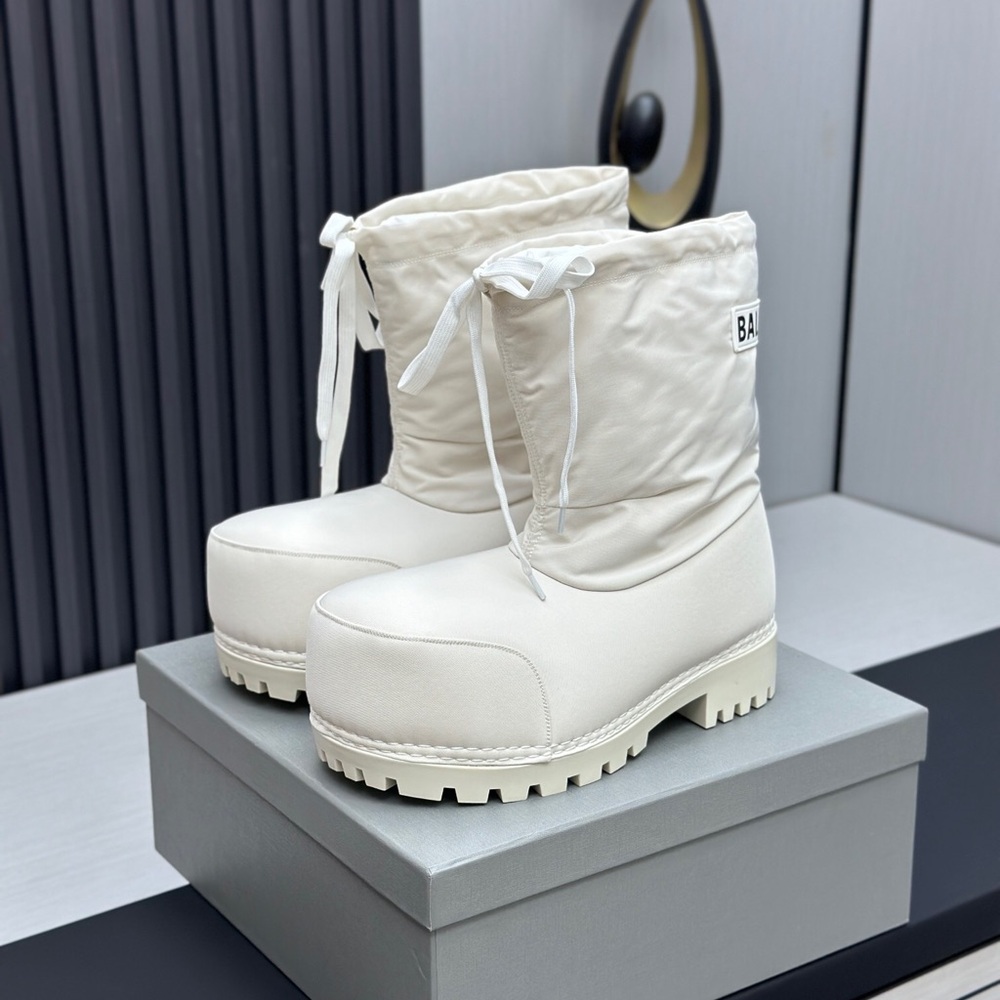 Balenciaga White Insulated Snow Boots - Picture 2 of 8